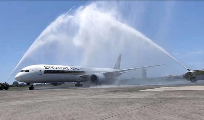2022年2月16日，新加坡航空公司SQ938航班——该航空公司近两年来第一架降落在巴厘岛的飞机——在Ngurah Rai机场举行了水礼。图片:视频截图来自Instagram/@protocol_act