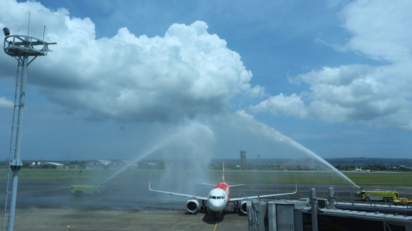 2022年3月21日，亚航吉隆坡-巴厘岛航班降落在武拉莱国际机场。这是自2020年3月左右疫情开始以来，亚航首次飞往巴厘岛的国际航班。照片:。