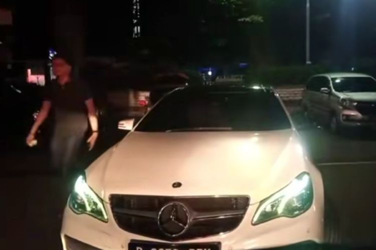 视频截图显示，这名奔驰司机在坦格朗一家医院外与救护车司机对峙。
