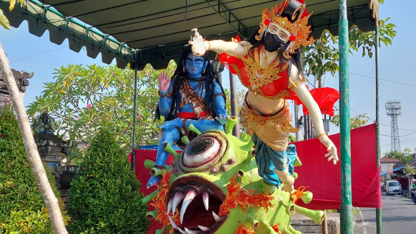 <i></noscript>Ogoh-ogoh</i> (Nyepi日前夕游行的威胁性雕像)于2022年3月2日在巴东Tibubeng看到，灵感来自COVID-19。这些可怕的雕像在因疫情消失两年后重新回归。图片:巴厘岛的新利luck在线娱乐椰子。